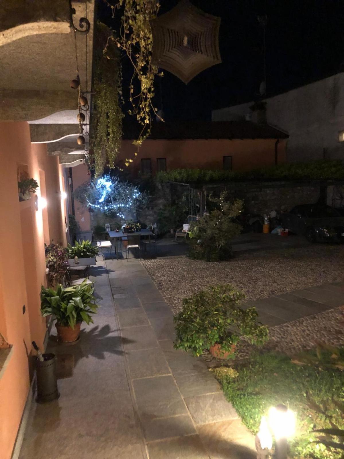 A Due Passi Dal Castello Panzió Somma Lombardo Kültér fotó