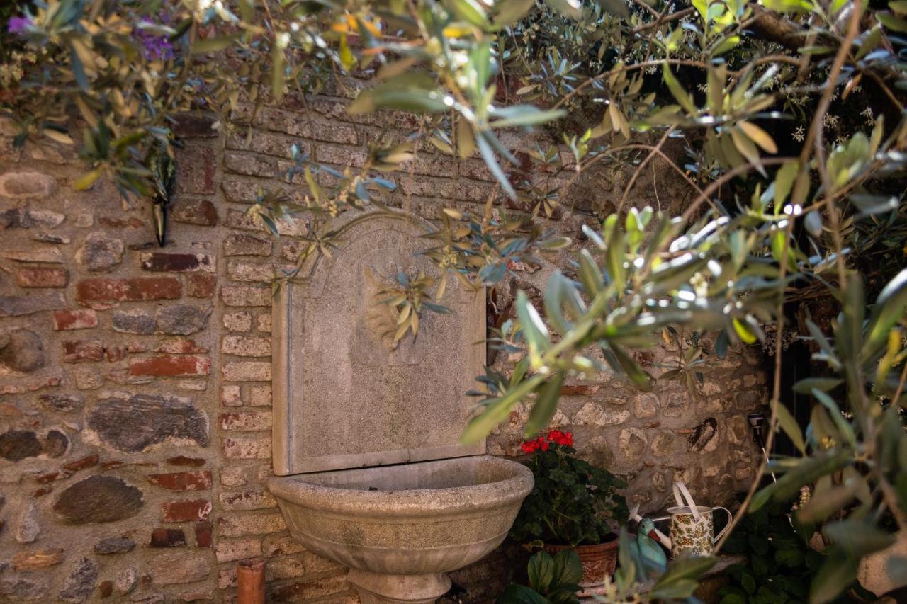 A Due Passi Dal Castello Panzió Somma Lombardo Kültér fotó